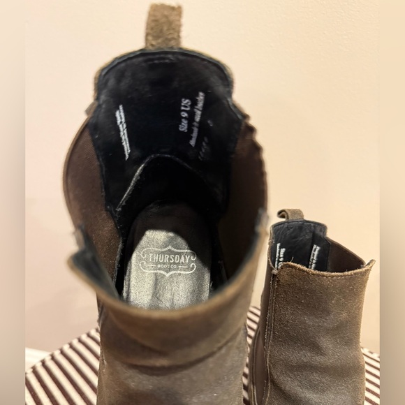 THURSDAY Women’s Chelsea Boots, Dark Olive Suede, Size 9 - Picture 4 of 7